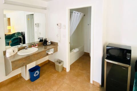 Separate tub and shower, free toiletries, hair dryer, towels