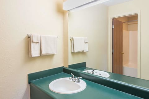 Combined shower/tub, hair dryer, towels