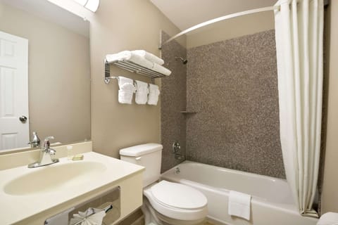 Combined shower/tub, free toiletries, hair dryer, towels