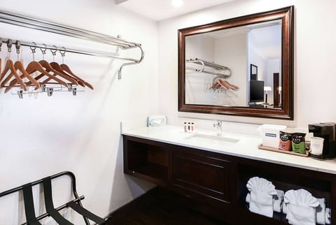 Room, 1 King Bed, Non Smoking | Bathroom | Combined shower/tub, free toiletries, hair dryer, towels