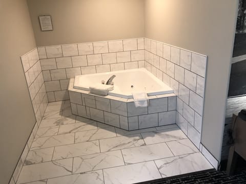 Suite, 1 King Bed with Sofa bed, Non Smoking, Hot Tub | Bathroom shower