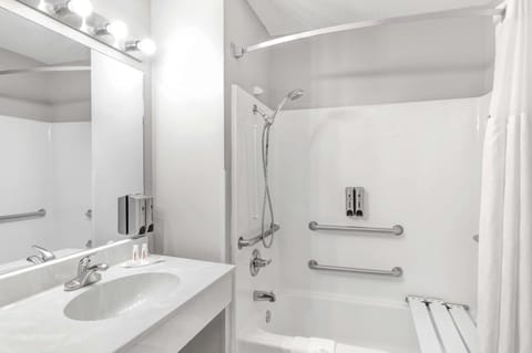 Room, 1 King Bed, Accessible, Non Smoking (Mobility,Hearing,Tub w/Grab Bars) | Bathroom | Combined shower/tub, hair dryer, towels