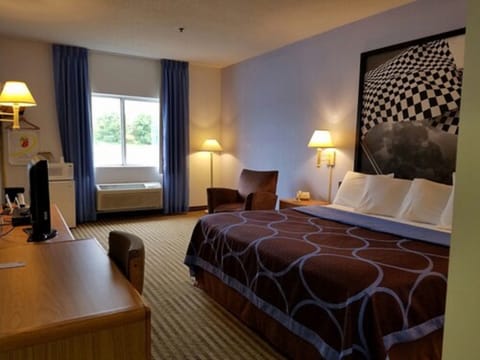 Standard Room, 1 King Bed | Desk, laptop workspace, blackout drapes, iron/ironing board