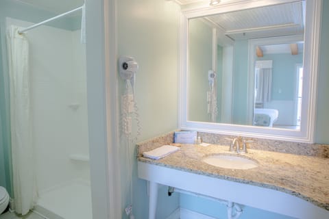 King Size Bed | Bathroom | Combined shower/tub, hair dryer, towels