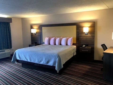Classic Suite, 1 King Bed, Smoking, Jetted Tub | Premium bedding, down comforters, free WiFi, bed sheets