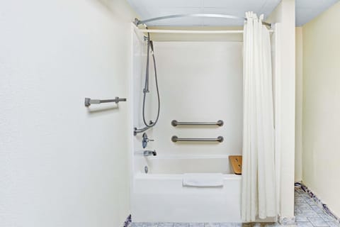 Room, 1 King Bed, Accessible, non smoking | Bathroom | Combined shower/tub, hair dryer, towels