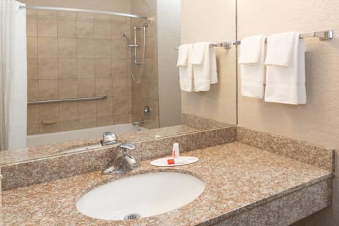 Combined shower/tub, free toiletries, hair dryer, towels