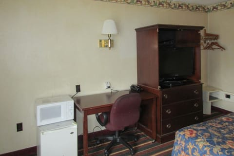 Standard Room, 1 King Bed, Non Smoking | In-room safe, free WiFi, bed sheets