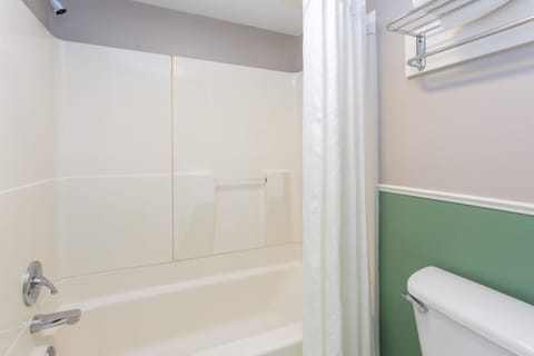 Combined shower/tub, deep soaking tub, free toiletries, hair dryer