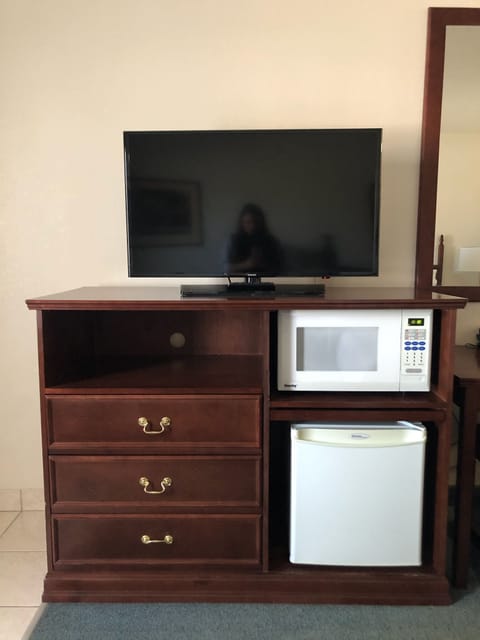 Business Room, 1 King Bed | Microwave