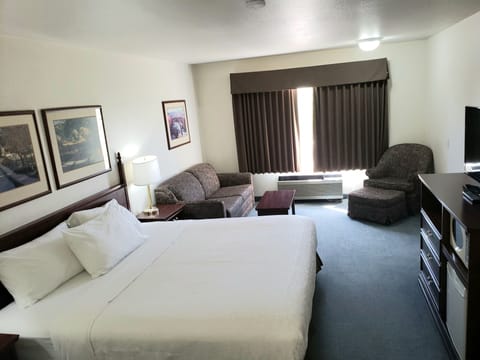 Business Room, 1 King Bed | Pillowtop beds, individually decorated, individually furnished, desk