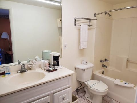 Business Suite, 2 Queen Beds, Mountain View | Bathroom | Bathtub, towels