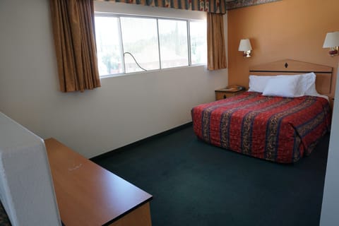 Business Suite, 1 King Bed | Free WiFi, bed sheets