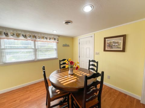 Dining Area - Dining area with seating for 4