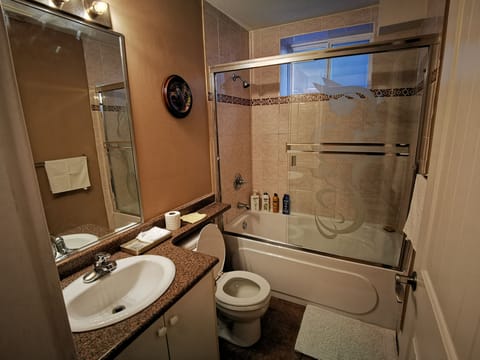 Comfort Suite, Multiple Bedrooms | Bathroom | Combined shower/tub, towels, soap, toilet paper