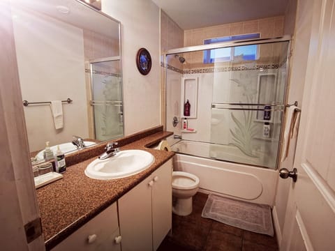 Family Suite, Multiple Bedrooms | Bathroom | Combined shower/tub, towels, soap, toilet paper
