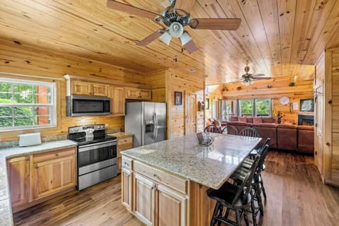 Nature's Haven Lodge's fully equipped kitchen