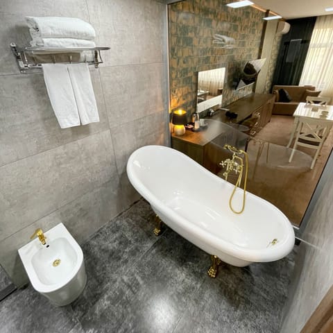 Royal Double Room | Bathroom | Hydromassage showerhead, free toiletries, hair dryer, bathrobes