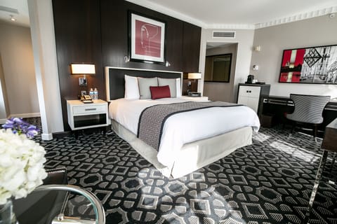 Luxury Room, 1 King Bed, Corner | Premium bedding, down comforters, pillowtop beds, minibar