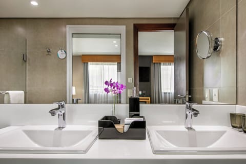 Junior Suite (EXECUTIVE THE LEVEL) | Bathroom | Shower, rainfall showerhead, eco-friendly toiletries, hair dryer