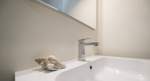 Classic Room | Bathroom | Shower, hair dryer, bidet, towels