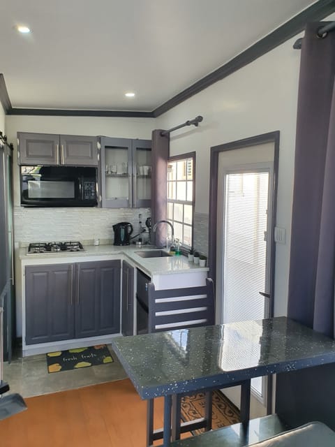 Deluxe Studio | Private kitchen | Fridge, microwave, toaster, cookware/dishes/utensils