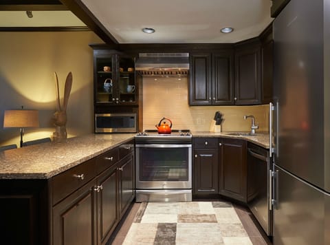 Traditional Studio Suite | Private kitchen | Fridge, microwave, oven, stovetop