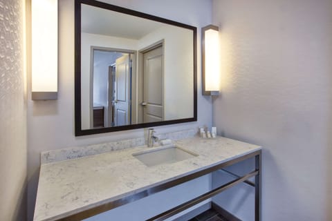 Combined shower/tub, free toiletries, hair dryer, towels