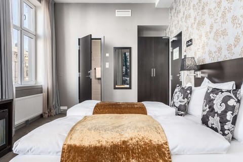 Standard Room, 1 King Bed, Non Smoking | Premium bedding, minibar, laptop workspace, blackout drapes