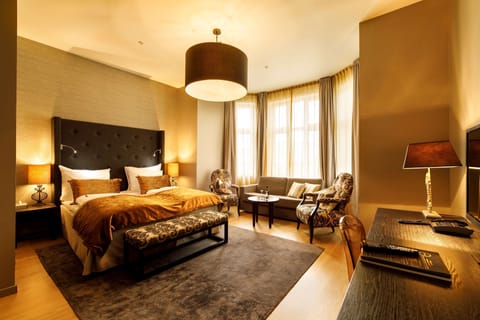 Junior Suite, 1 King Bed, Non Smoking (with Sofabed) | Premium bedding, minibar, laptop workspace, blackout drapes