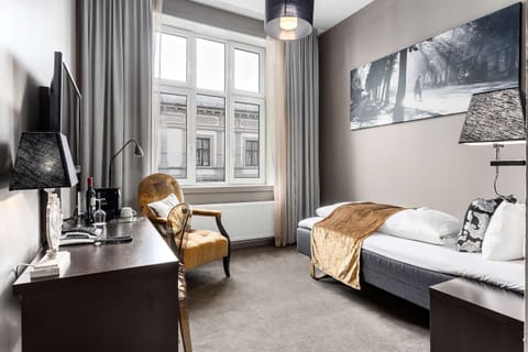 Standard Room, 1 Twin Bed, Non Smoking | Premium bedding, minibar, laptop workspace, blackout drapes