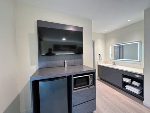 Family Suite, 2 Bedrooms, Non Smoking (1 King, 1 Queen and 1 Bunk Bed) | Bathroom | Free toiletries, hair dryer, towels