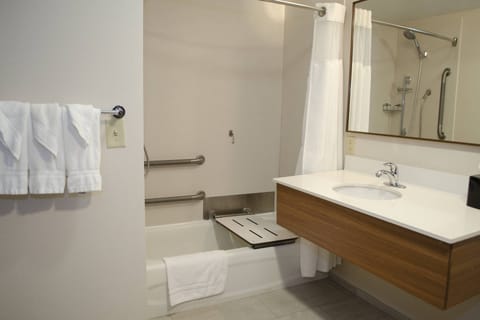 Combined shower/tub, free toiletries, hair dryer, towels