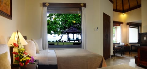 Deluxe Room, Ocean View | Minibar, in-room safe, desk, iron/ironing board