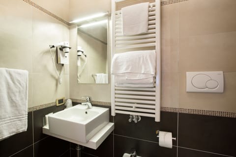 Combined shower/tub, hair dryer, bidet, towels