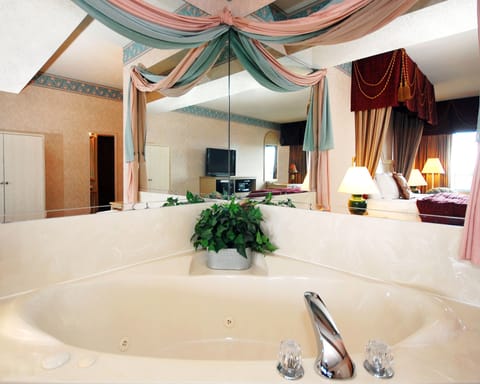 Suite, 1 King Bed, Non Smoking, Hot Tub | Deep soaking bathtub