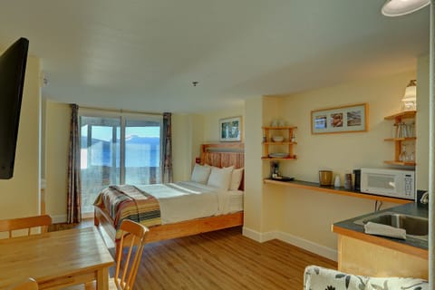Studio, 1 Queen Bed, Partial Ocean View, Ground Floor | Iron/ironing board, free WiFi, bed sheets