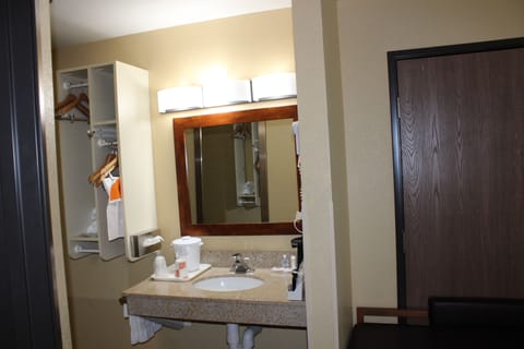 Room, 1 King Bed, Accessible, Non Smoking | Bathroom | Combined shower/tub, free toiletries, hair dryer, towels