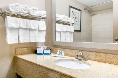 Standard 2 Doubles Non Smoking | Bathroom | Combined shower/tub, free toiletries, hair dryer, towels