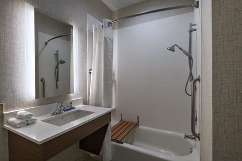 Combined shower/tub, free toiletries, hair dryer, towels