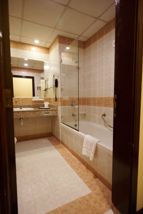 Royal Suite | Bathroom | Combined shower/tub, rainfall showerhead, free toiletries, towels