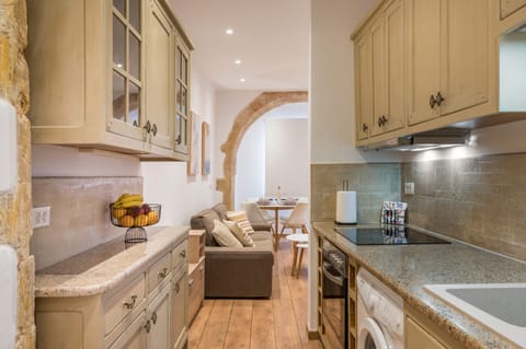 Classic Apartment | Private kitchen | Mini-fridge, microwave, oven, stovetop