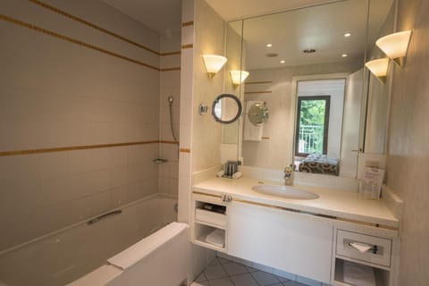 Suite | Bathroom | Eco-friendly toiletries, hair dryer, towels