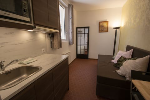 Basic Suite, 1 Bedroom, Kitchenette (Suite Pouchkine) | Private kitchen | Fridge, microwave, espresso maker, electric kettle