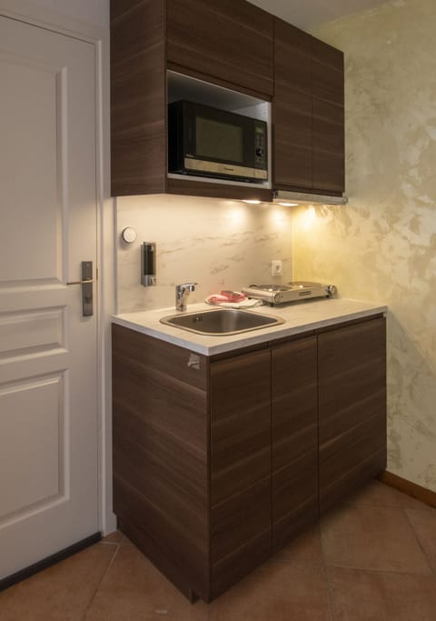 Classic Studio, Kitchenette, City View (Studio O.Wilde) | Private kitchen | Fridge, microwave, espresso maker, electric kettle