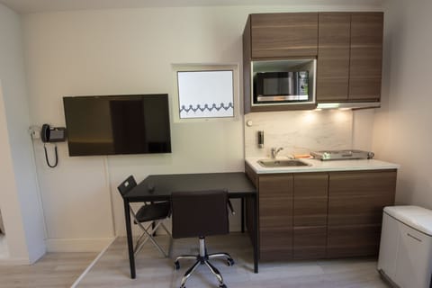 Exclusive Suite, 1 Bedroom, Kitchenette (Suite G.B.Shaw) | Private kitchen | Fridge, microwave, espresso maker, electric kettle