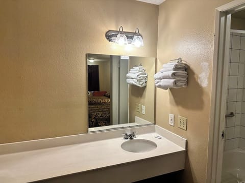 Combined shower/tub, deep soaking tub, free toiletries, towels