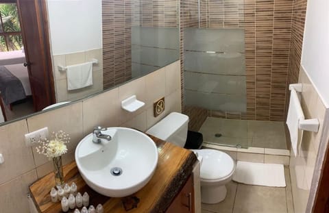 Standard Quadruple Room | Bathroom | Shower, towels
