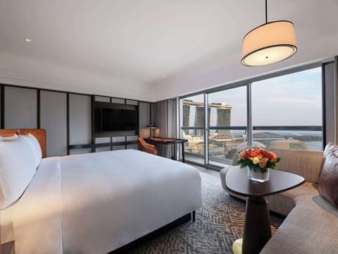 Deluxe Marina Bay, 1 King, Balcony with Marina Bay View | Minibar, in-room safe, blackout drapes, soundproofing