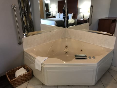 Premier Suite, 1 King Bed, Non Smoking | Deep soaking bathtub